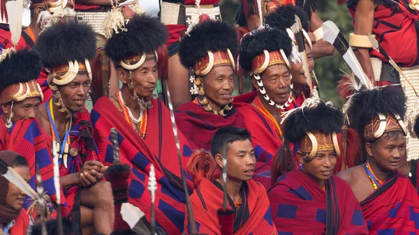 Grupo Miembros Tribu Naga Que Sientan Con Atuendo Tradicional Iat —  Fotos de Stock