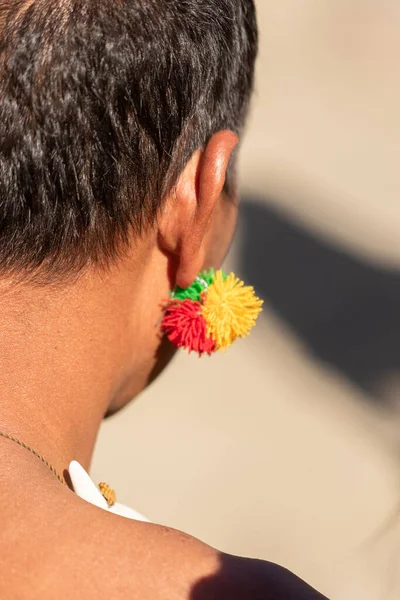 選択的フォーカス概要2016年12月4日 キサマ ナガランド インディアでカラフルな伝統的なイヤリングを身に着けて部族衣装を着た若いナーガ族の男の肖像 — ストック写真