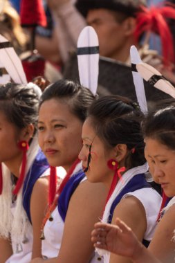 Nagaland Hindistan 'daki Kisama Heritage köyünde 3 Aralık 2016' da renkli kıyafetler ve şallar giyen genç Naga kızlarının seçici odak noktası.