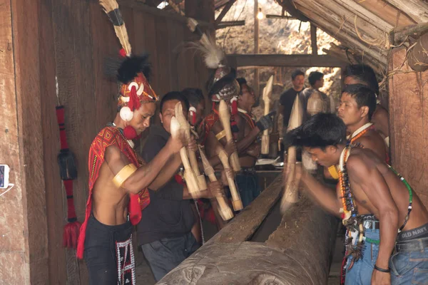 Selective Focus Motion Movement Image Naga Men Hiting Wooden Log — Stok fotoğraf