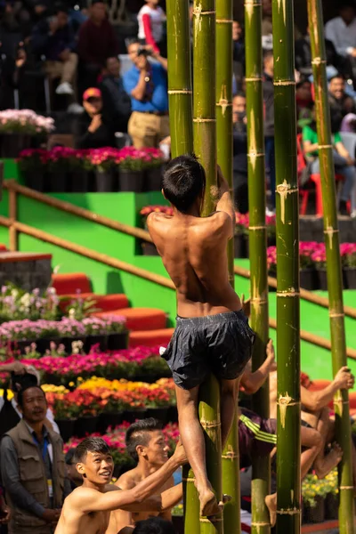 Young Tribal Men Nagaland Climbing Bamboo Poles Competition Hornbill Festival — Stok fotoğraf