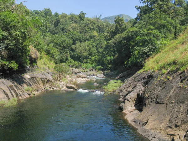喀拉拉拉邦寂静山谷中一条流经生物多样性雨林的河流 — 图库照片