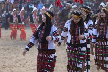 Mizoramlı kızlar 2 Aralık 2016 'da Nagaland Hindistan' da geleneksel dans gösterisi yapıyorlar.