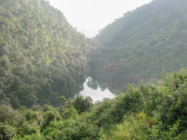 Vadinin ortasında, tepeler ve sık ormanlarla çevrili küçük bir göl.