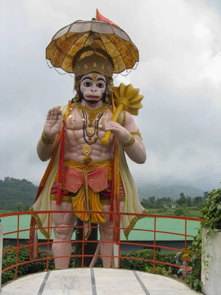 Standbeeld Van Hindoe Monkey God Hanumân Staande Bij Een Tempel — Stockfoto