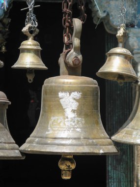 Hindu tapınaklarının dışında yan yana asılı duran çanların seçici odak görüntüsü 