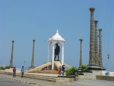 Pondicherry Hindistan 'ın ana yolu boyunca uzanan Mahatma Gandhi heykeli 8 Ekim 2008' de tıklandı.