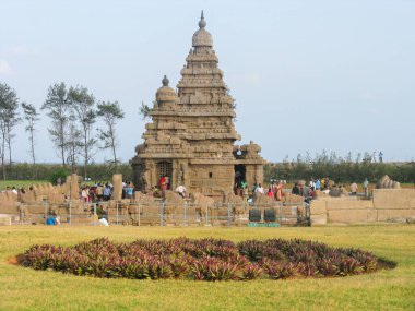 Mahabalipuram Chennai Hindistan 'da deniz kıyısında bulunan çimen ve ağaçlarla ünlü Shore Temple 25 Aralık 2008' de tıkladı.