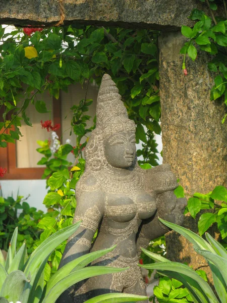 Een Standbeeld Van Een Dame Gesneden Steen Geplaatst Een Tuin — Stockfoto