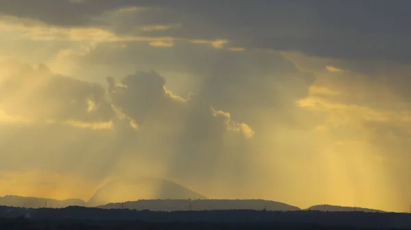 Silhouette Dombok Ellen Gyönyörű Arany Óra Fény Gyönyörű Felhők Képződnek — Stock Fotó