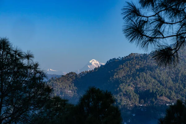 Una Vista Cima Montaña Trisul Cordillera Del Himalaya Enmarcada Con — Foto de Stock