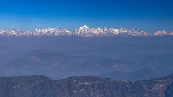 全景雪景覆盖了喜马拉雅山脉和中间的南达 德维峰 山站位于印度乌塔拉汉德 名为阿尔莫拉 — 图库照片