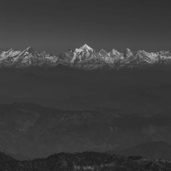 Een Zwart Wit Uitzicht Bergketens Lagen Met Nanda Devi Piek — Stockfoto