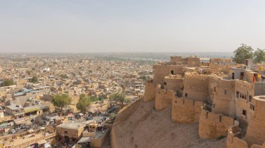 19 Şubat 2018 'de Hindistan' ın Rajasthan şehrinde gökyüzü ufukta görünen Jaiselmar kasabası.
