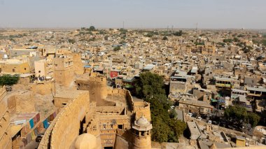 19 Şubat 2018 'de Hindistan' ın Rajasthan şehrinde gökyüzü ufukta görünen Jaiselmar kasabası.