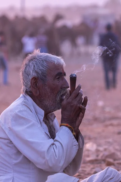 Immagine Alta Gamma Dinamica Uomo Indiano Rurale Che Posiziona Tabacco — Foto Stock