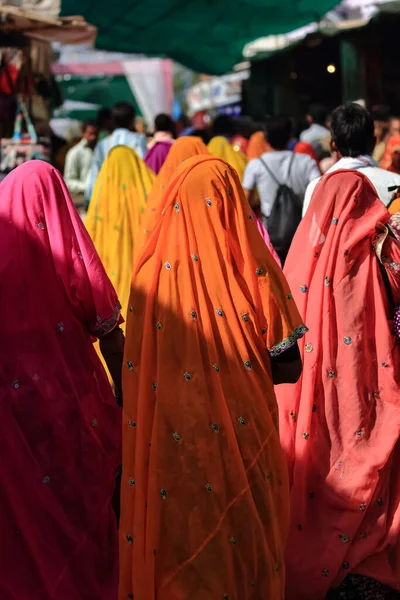 インドのラジャスタン州プシュカルで伝統的な服を着ているインドの女性のグループの選択的な焦点画像 — ストック写真