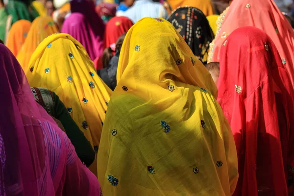 Uma Imagem Foco Seletivo Grupo Mulheres Indianas Vestindo Roupas Tradicionais — Fotografia de Stock