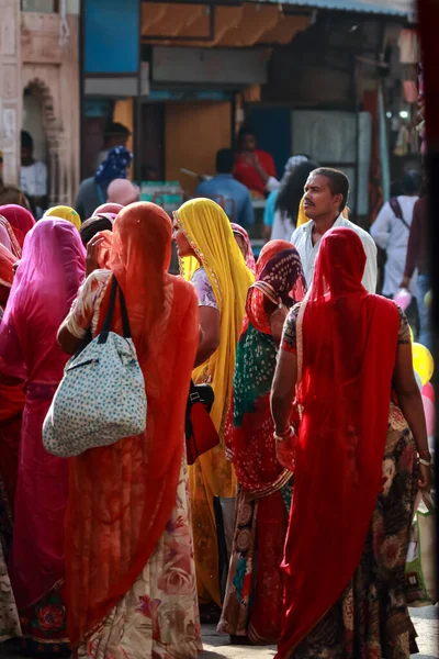 2018年11月19日 インドのラジャスタン州プシュカルで伝統的な色の服を着たインド人女性のグループの選択的焦点画像 — ストック写真