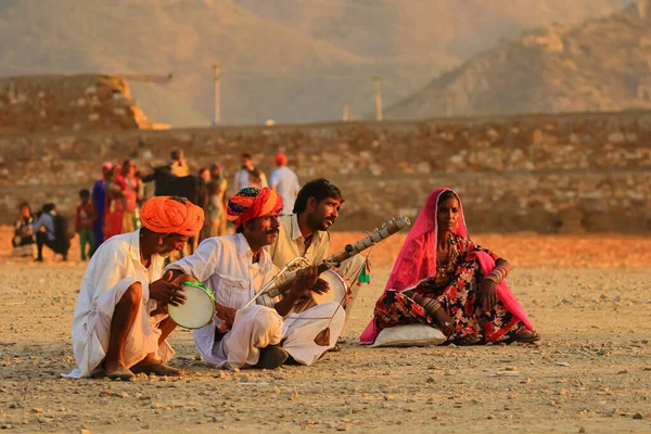 Gruppo Persone Siede Terra Suona Strumenti Musicali Tradizionali Indiani Pushkar — Foto Stock