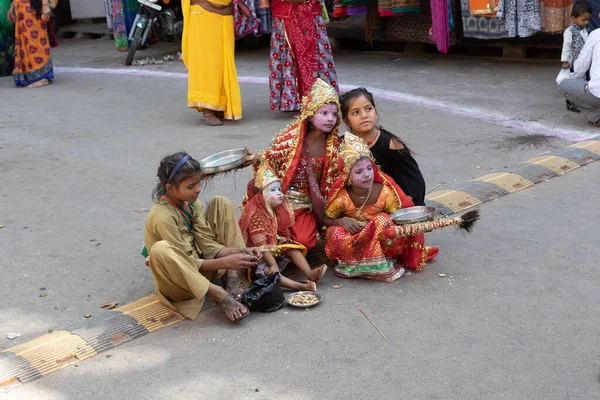 2017年10月28日 インド プシュカルの路上でヒンドゥー教の女神の格好をした少女たちのグループ — ストック写真
