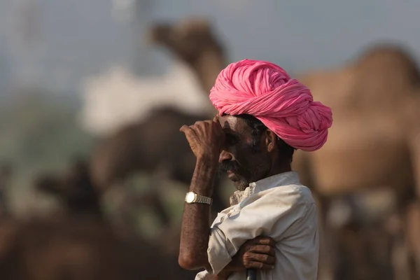 Ein Ängstlich Dreinblickender Kamelhändler Mit Seinen Kamelen Beim Pushkar Kamelfest — Stockfoto