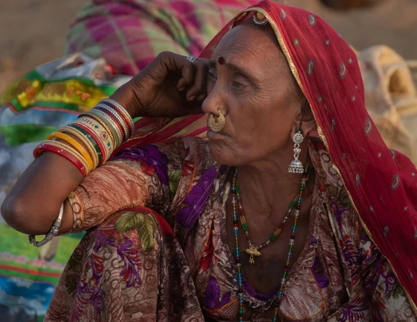 Ritratto Una Donna Nomade Del Rajasthan Che Indossa Gioielli Pushkar — Foto Stock