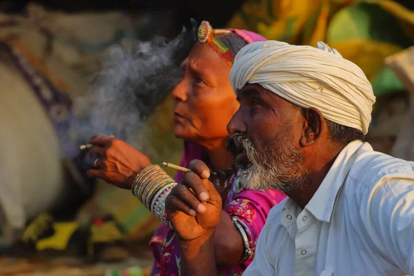 2017年10月29日 インドのプシュカル ラジャスタン州でビディを喫煙している部族の男性と女性 — ストック写真