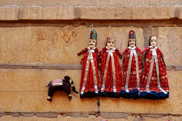 カラフルな人間型2018年2月21日 インドのラジャスタン州の壁に掛けられたカラフルな服を着た人形 — ストック写真