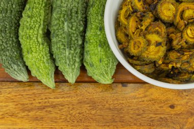 Acı kabak ve acı su kabağı yan yana.