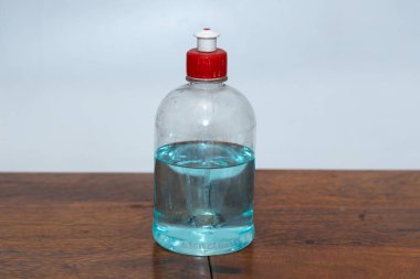 Ayrı bir el dezenfektanı şişesi fotokopi alanı olan bir masada duruyordu.