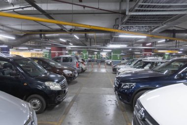 6 Şubat 2021 'de, Pune India' nın zemininde ve duvarlarında işaretler olan bir binanın bodrumunda park halindeki araçlar.
