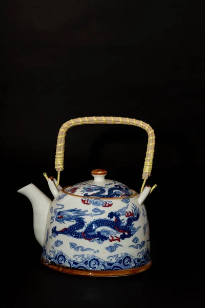Een Prachtige Theepot Met Handvat Traditionele Chinese Draken Gemaakt Het — Stockfoto