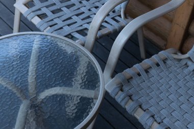 Cam bir masanın soyut seçici odak resmi ve mobilya şekillerini gösteren sandalyeler