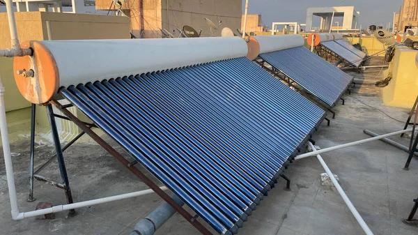 Tubos Painéis Solares Instalados Telhados Para Economizar Energia Como Fonte — Fotografia de Stock