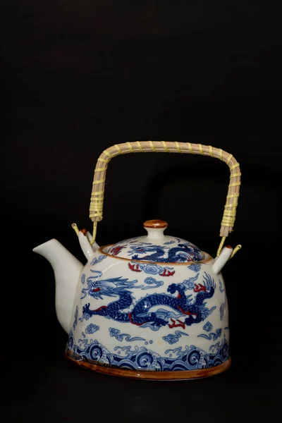 一个漂亮的茶壶 上面有手柄和蓝色龙纹 — 图库照片
