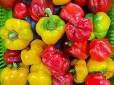 Çiğ kırmızı sarı ve yeşil biberler de bir markette muhafaza ediliyor.