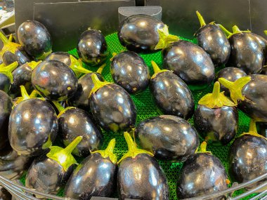 Patlıcanlara Brinjal da denir. Süpermarkette bir sepette tutulur.