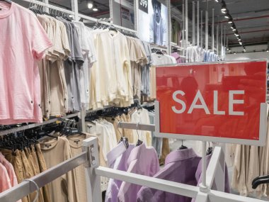 31 Ağustos 2021 'de Hindistan' ın Pune kentindeki bir alışveriş merkezinde müşterileri çekmek için bir giyim mağazasında sergilenen bir indirim panosu.