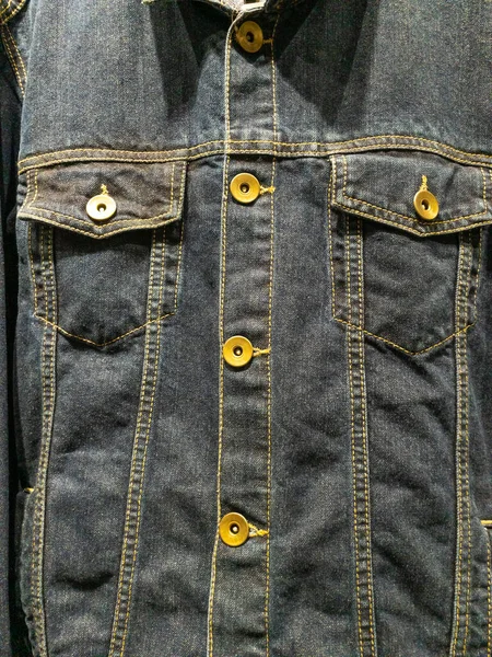 ポケットとボタン付きブルーデニムジャケットのフロントビュー — ストック写真