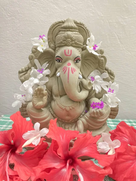 Lord Ganesh Idol Aus Schlamm Und Dekoriert Mit Weißen Und — Stockfoto