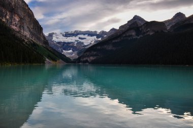 Güzel Lake Louise tüm saflık, Alberta, Kanada'nın