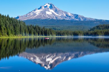 Trillium Lake early morning with Mount Hood, Oregon, USA clipart