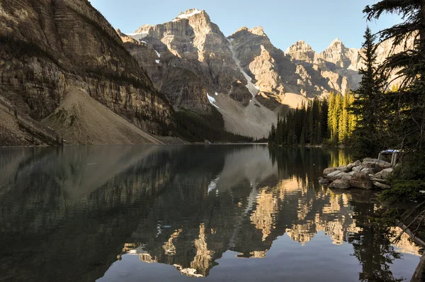 Lake Moraine early morning in all it 's beauty, Alberta, Canada — стоковое фото