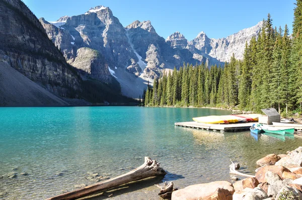 Lago Moraine temprano en la mañana en todo lo que es belleza, Alberta, Canadá — Foto de Stock