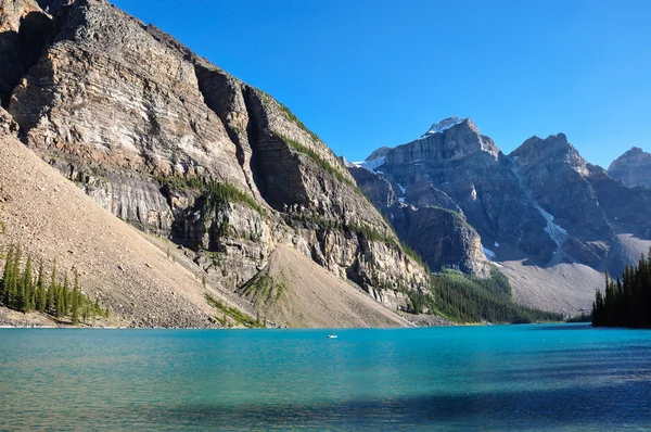 Lago Moraine temprano en la mañana en todo lo que es belleza, Alberta, Canadá — Foto de Stock