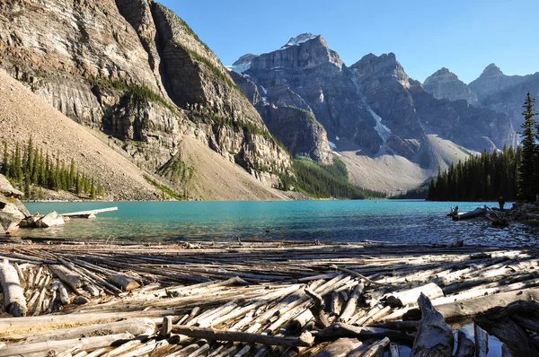 Lago Moraine temprano en la mañana en todo lo que es belleza, Alberta, Canadá — Foto de Stock