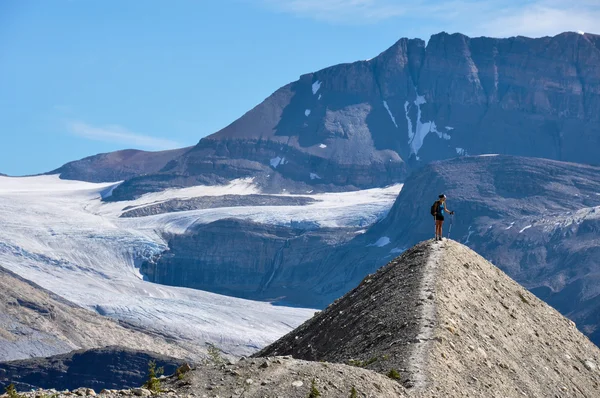 Senderismo tan alto como puedas para disfrutar de hermosas vistas en Yoho National P — Foto de Stock