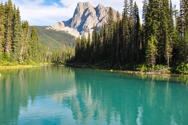 Niesamowite jezioro szmaragdowe w rockies, Brytyjski Kolumbia, Kanada — Zdjęcie stockowe