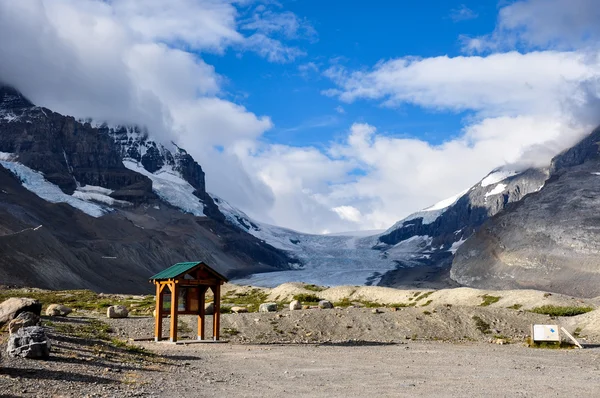Athabaska gletsjer op Columbia-ijsveld parkway in al zijn splendeur, alb — Stockfoto